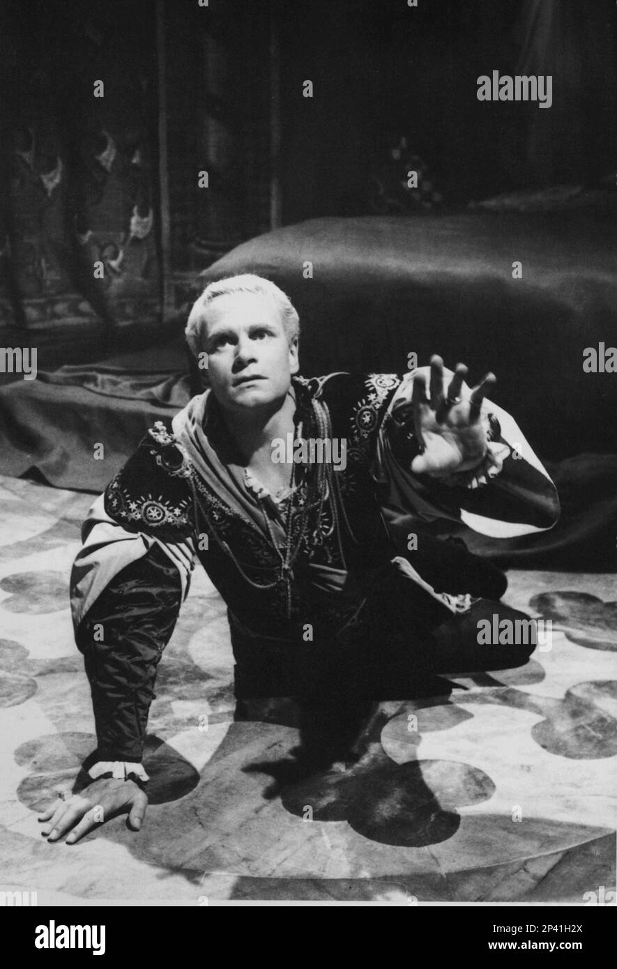 1948 : The british actor Sir LAURENCE OLIVIER ( 1907 - 1989 ) in HAMLET ( Amleto ) by Laurence Olivier , from the play by William Shakespeare - CINEMA - MOVIE - FILM - capelli biondi - blond hair - biondo - blond  - tragedia - tragedy ----  Archivio GBB Stock Photo