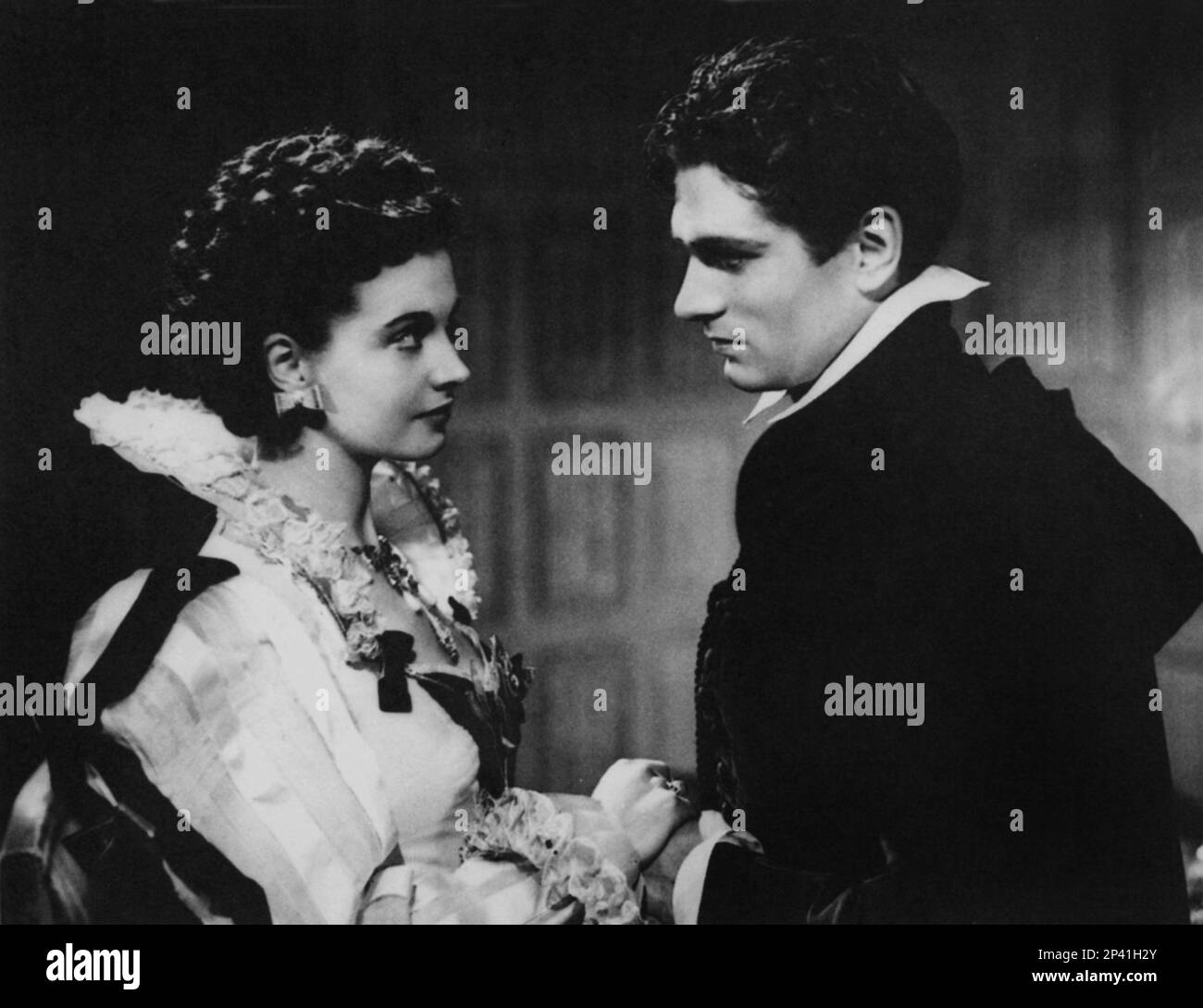 1936 , GREAT BRITAIN : The british actor Sir LAURENCE OLIVIER ( 1907 - 1989 ) with his wife VIVIEN LEIGH in FIVE OVER ENGLAND ( Elisabetta d' Inghilterra ) by William K. Howard  - CINEMA - MOVIE - FILM - profilo - profile - collar - colletto - lace - pizzo  ----  Archivio GBB Stock Photo
