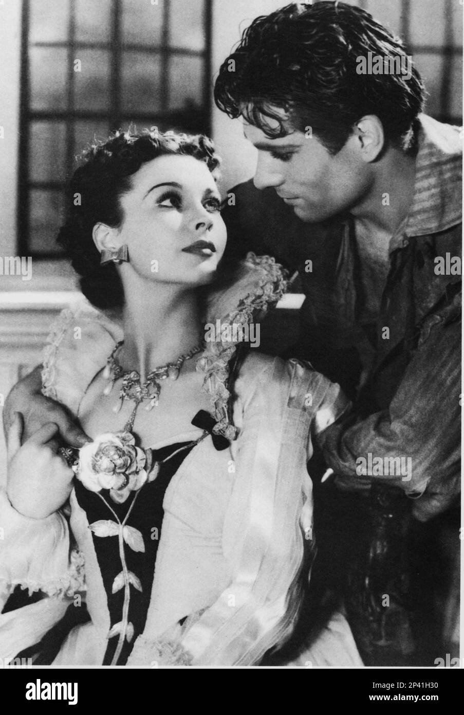 1936 , GREAT BRITAIN : The british actor Sir LAURENCE OLIVIER ( 1907 - 1989 ) with his wife VIVIEN LEIGH in FIVE OVER ENGLAND ( Elisabetta d' Inghilterra ) by William K. Howard  - CINEMA - MOVIE - FILM - profilo - profile - collar - colletto - lace - pizzo - collana - necklace - jewels - jewellery - gioielli - gioiello - bijoux - abbraccio - embrace - ELIZABETH OF ENGLAND - QUEEN - orecchini - earrings - orecchino - bow - papillon  ----  Archivio GBB Stock Photo