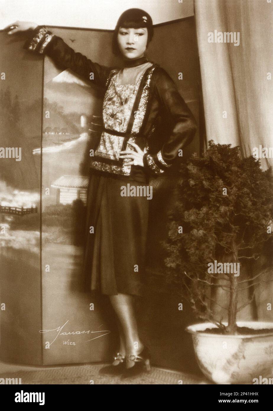1920 's, USA : The chino-american screen movie actress ANNA MAY WONG ( 1907 - 1961 ) . Photo by Manassé , Wienn -  SILENT MOVIE - CINEMA MUTO - DARK LADY - DARK LADIES - VAMP - paravento  - FASHION - MODA ANNI VENTI - 20's - '20 ----  Archivio GBB Stock Photo