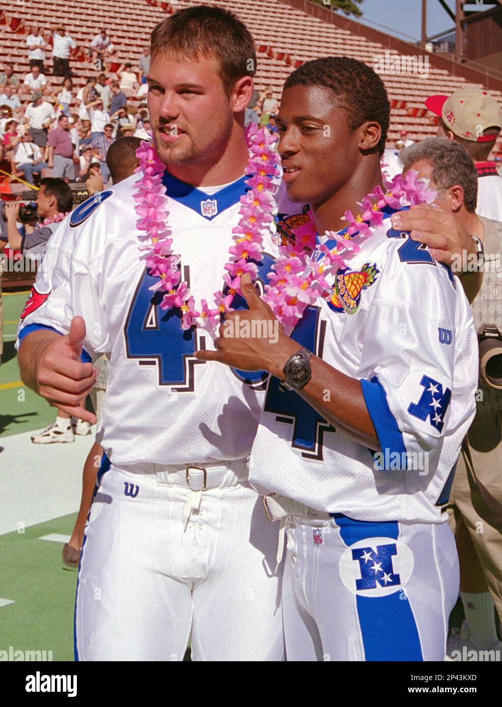 Circa 2000: Mike Alstott (40) of the Tampa Bay Buccaneers and Jamal  Anderson (32) of the Atlanta Falcons as the NFC takes on the AFC in the  Pro-Bowl in Honolulu, HI. (Icon