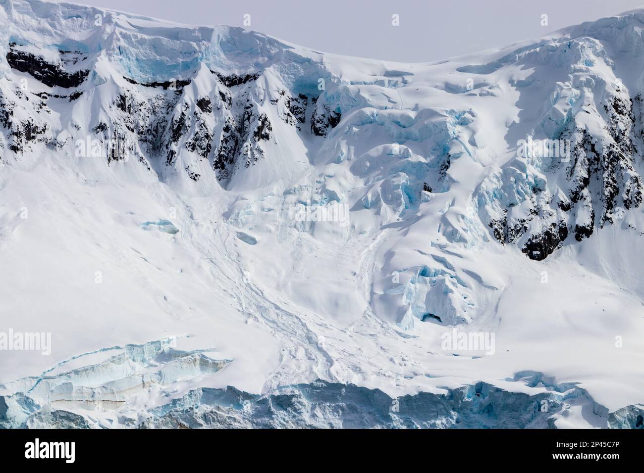 Snow covered mountain ridge hi-res stock photography and images - Alamy