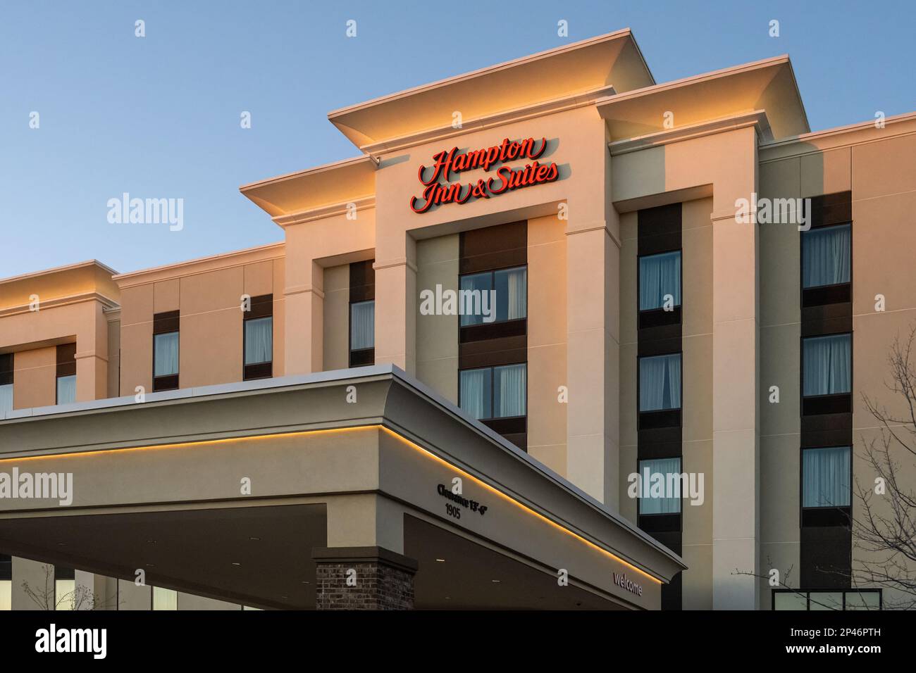 Hampton Inn & Suites at sunset in Snellville, Georgia. (USA) Stock Photo