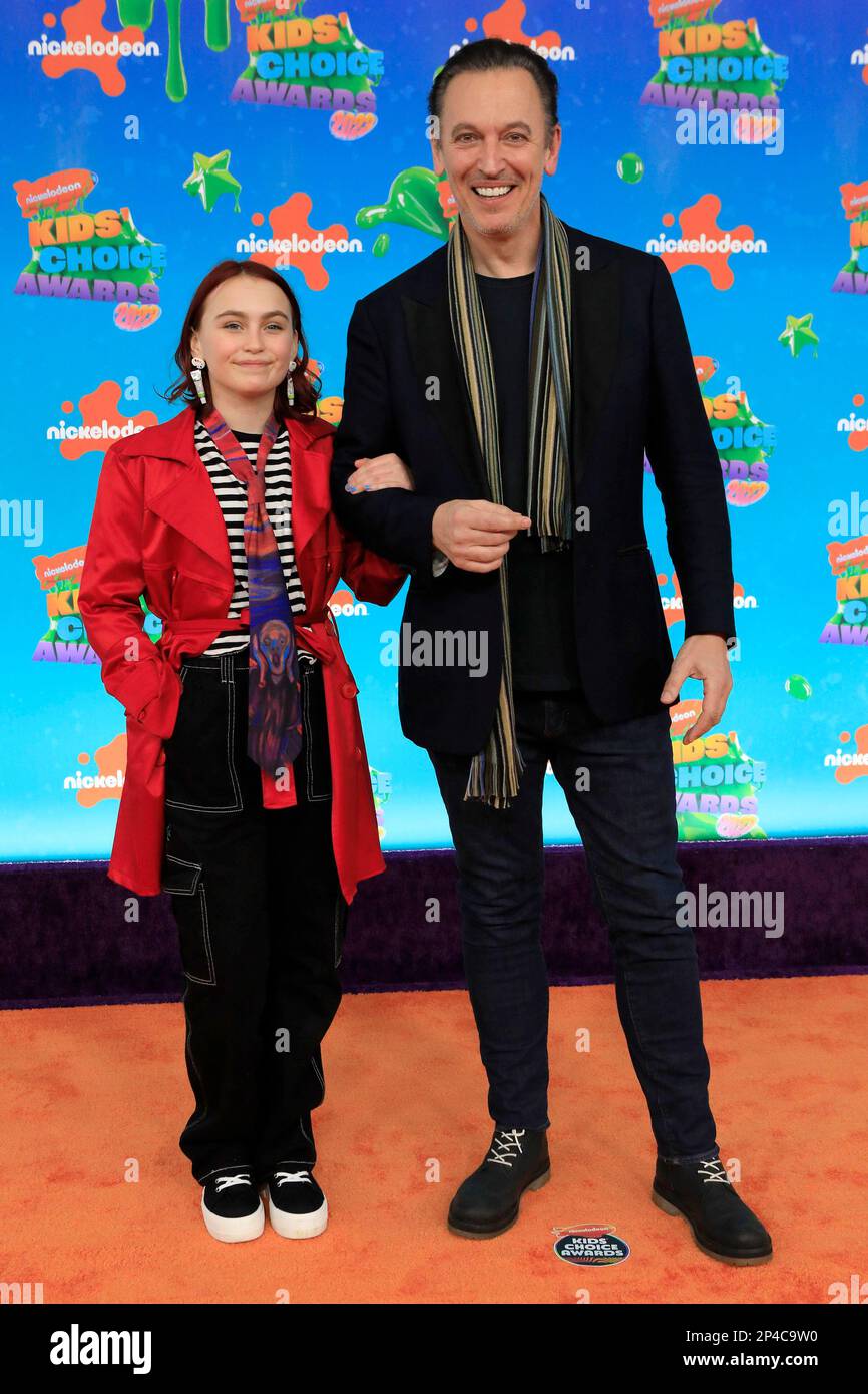 LOS ANGELES - MAR 4:  Evie Rose Valentine, Steve Valentine at the Kids Choice Awards 2023 at the Microsoft Theater on March 4, 2023 in Los Angeles, CA Stock Photo