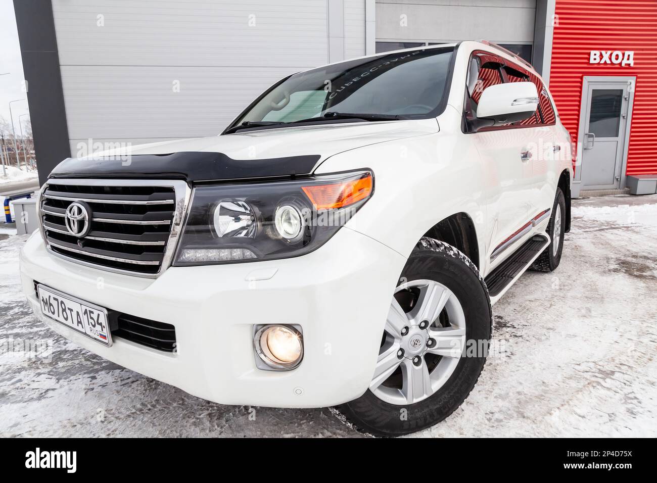 Novosibirsk, Russia - 04.03.2023: Front view of Toyota Land Cruiser 200  j200 2013 year white color after cleaning before sale in a sunny day on  parkin Stock Photo - Alamy