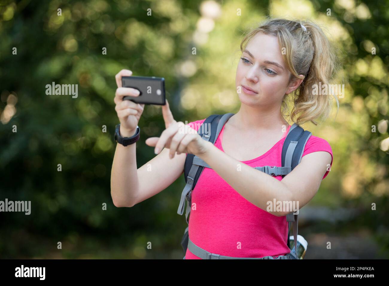 Woman reading phone rear view hi-res stock photography and images - Alamy
