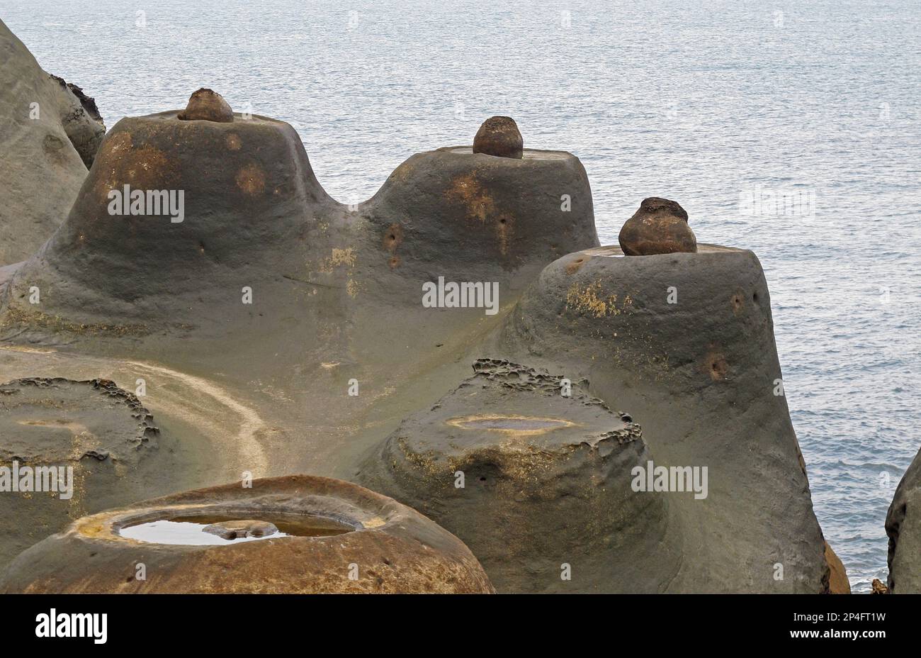 Candle-shaped rock formation on eroded coastal rock, Yehliu Geopark ...