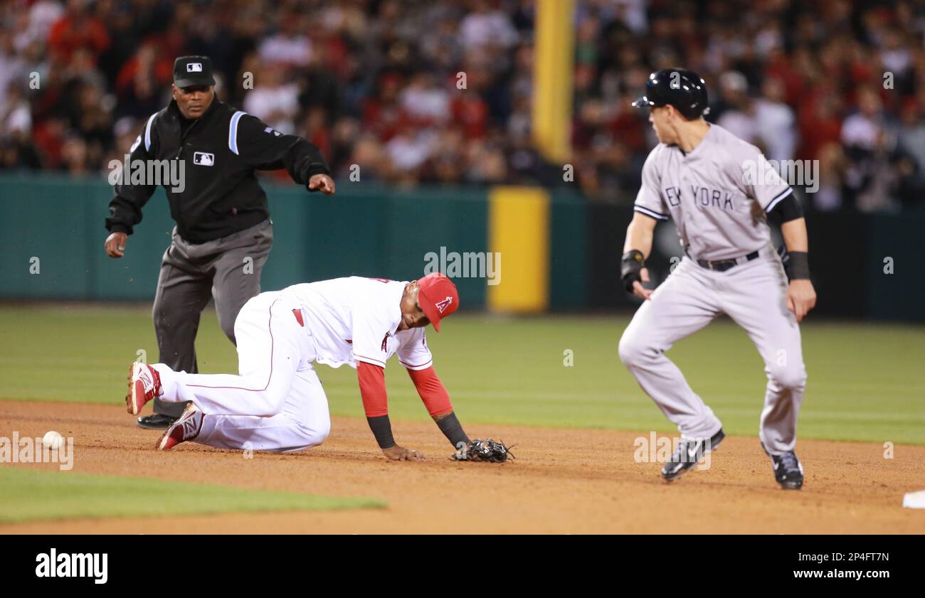 USA #2 Derek Jeter blows a bubble as he rounds second base during the fifth  inning of Japan vs USA in the '06 World Baseball Classic at Angel Stadium  in Anaheim, California