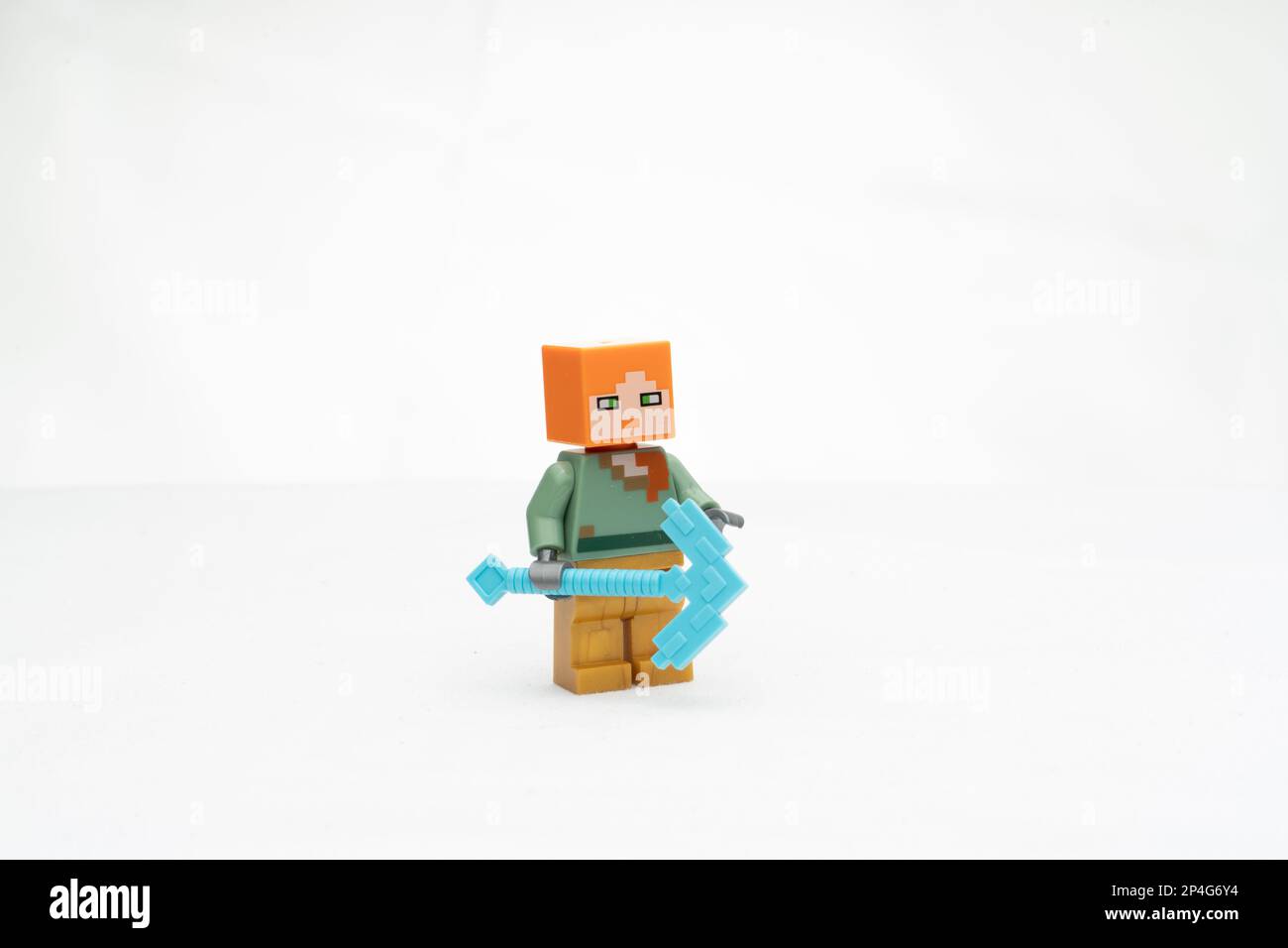 Un personnage Minecraft Lego tenant un pioche aux diamants rouges, isolé  sur fond blanc Photo Stock - Alamy