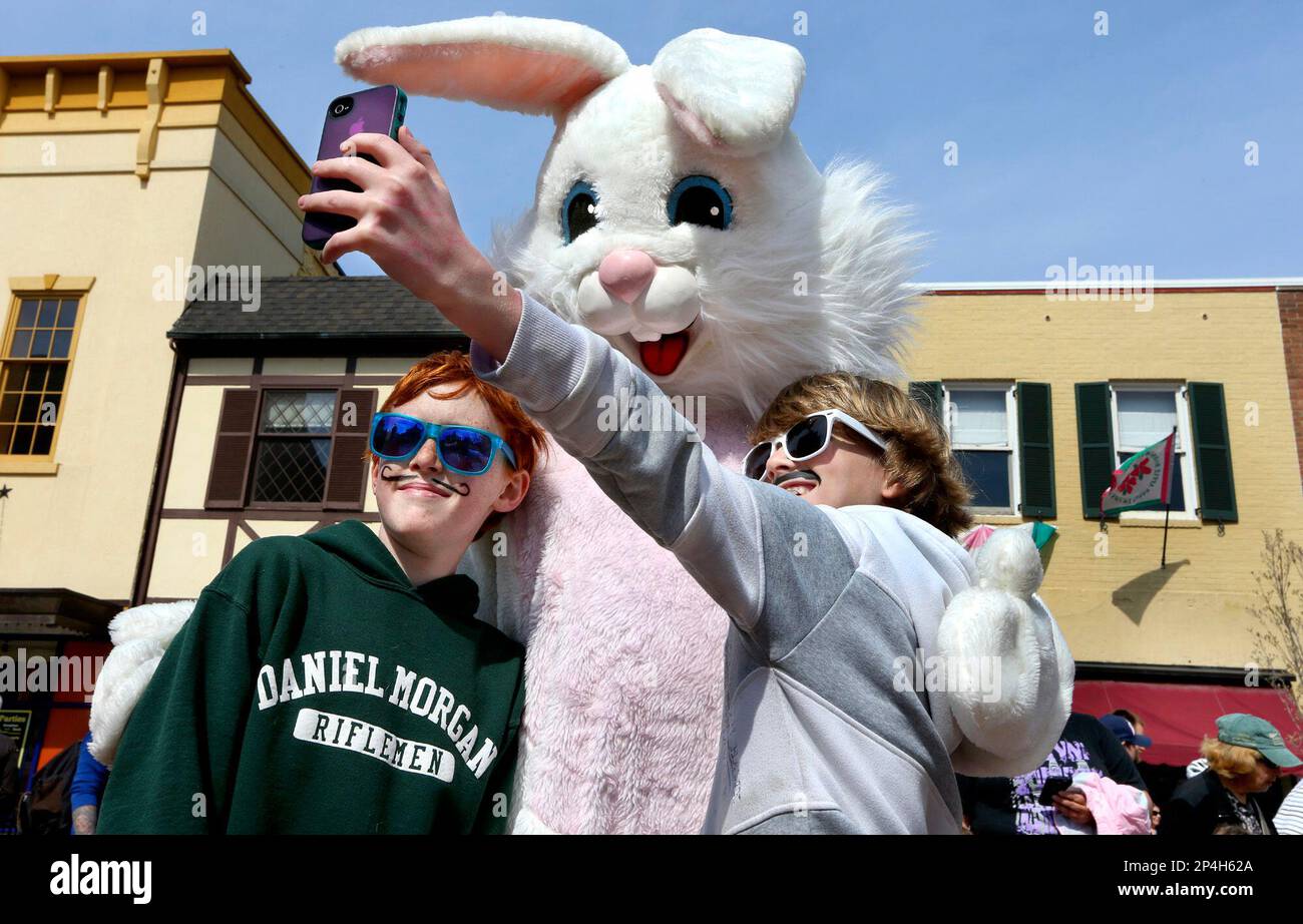 In this April 19, 2014 photo, Bobby Kaniecki, left, 11, and Jonathon