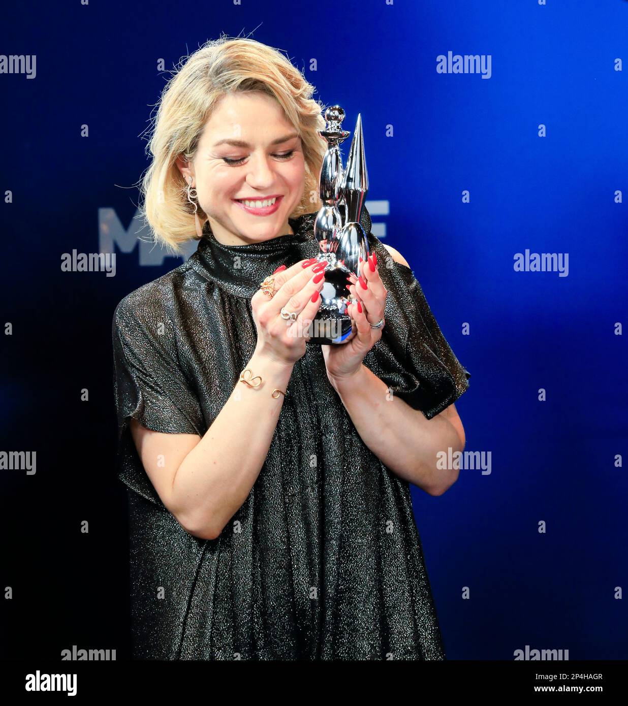 Actress holding an award hi-res stock photography and images - Alamy