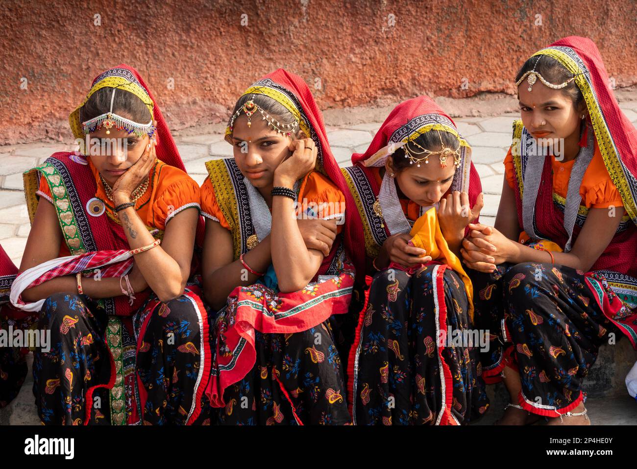 India, Rajasthan, Bikaner, Camel Festival Parade, culture, female dancers in traditional Rajasthani dress Stock Photo