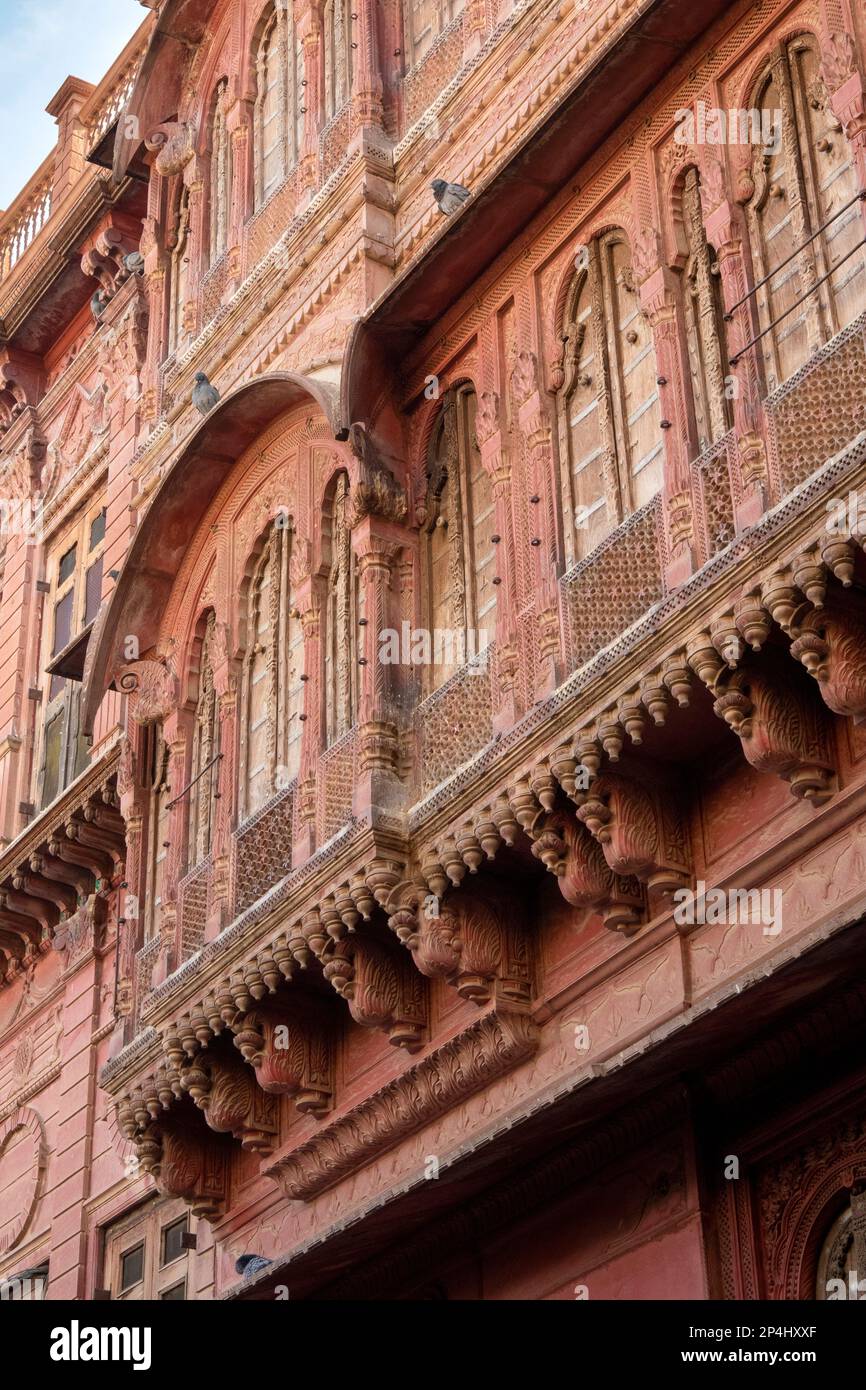 India, Rajasthan, Bikaner, Old City, Rampuria Haveli, architectural detail of Jharoka balconies Stock Photo