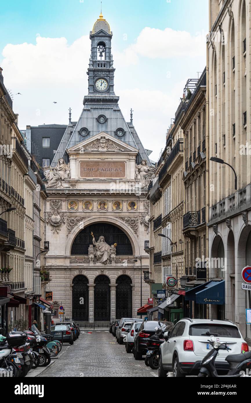 Exterior photo of the BNP Paribas Dealing Services building in 14 Rue Bergère, Paris, France Stock Photo