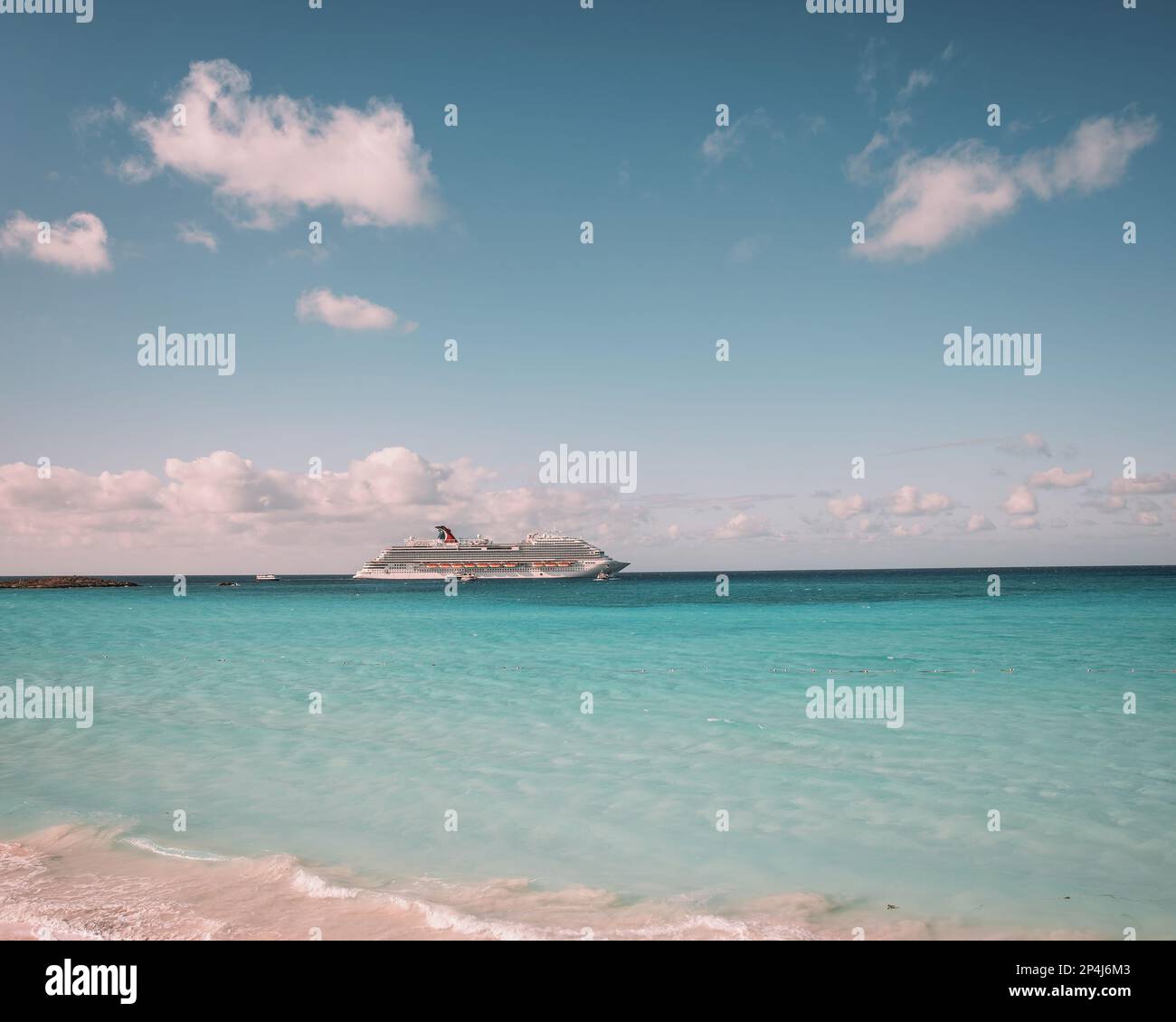 Carnival cruise ship bahamas hi-res stock photography and images - Alamy