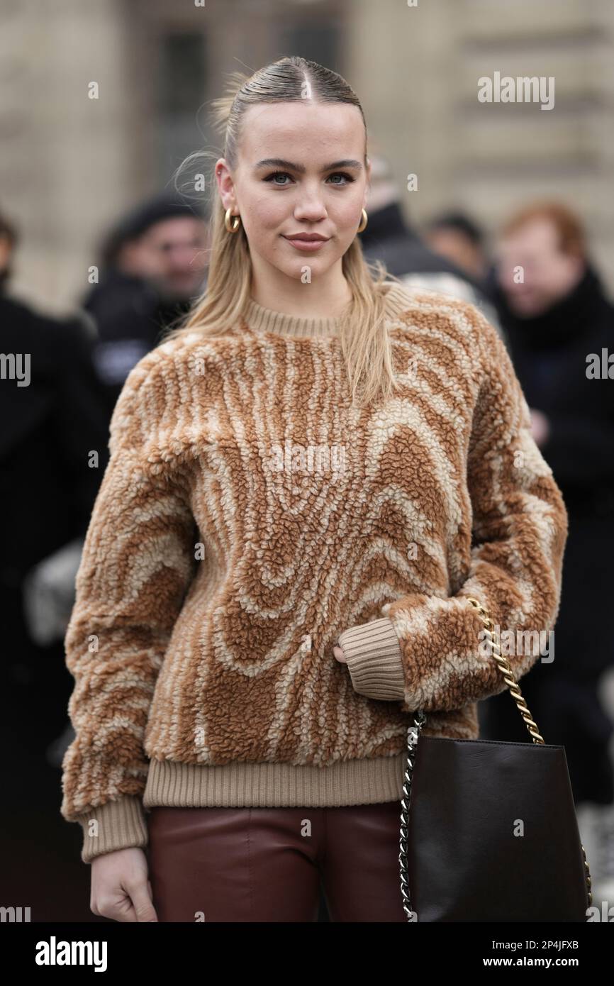 Emma Chamberlain attending the Louis Vuitton Womenswear Fall/Winter 2022/2023  show as part of Paris Fashion Week in Paris, France on March 07, 2022.  Photo by Aurore Marechal/ABACAPRESS.COM Stock Photo - Alamy