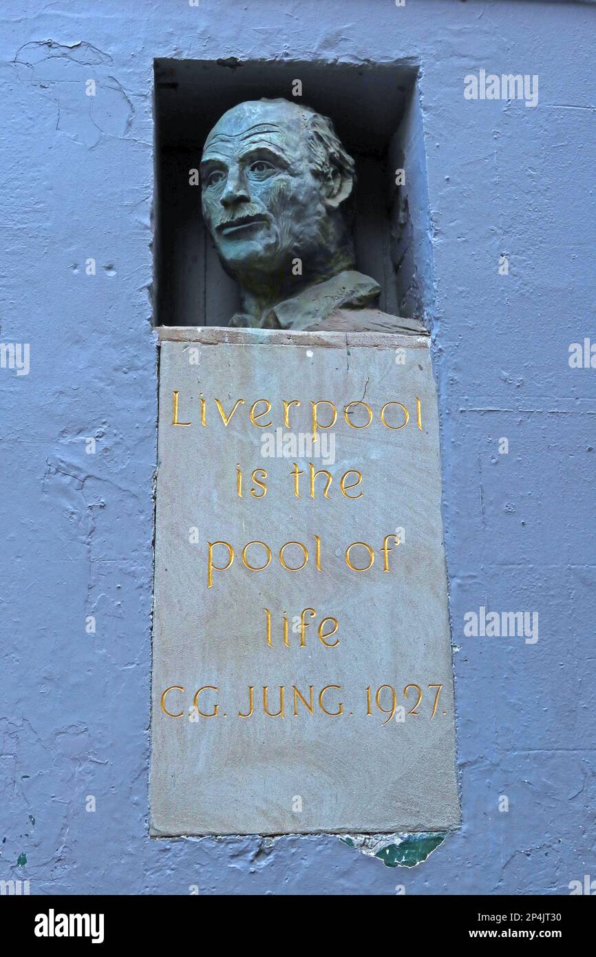 Carl Jung statue - Liverpool is the pool of life 1927, in Mathew Street, Liverpool, Merseyside, England, UK, L2 6RE Stock Photo