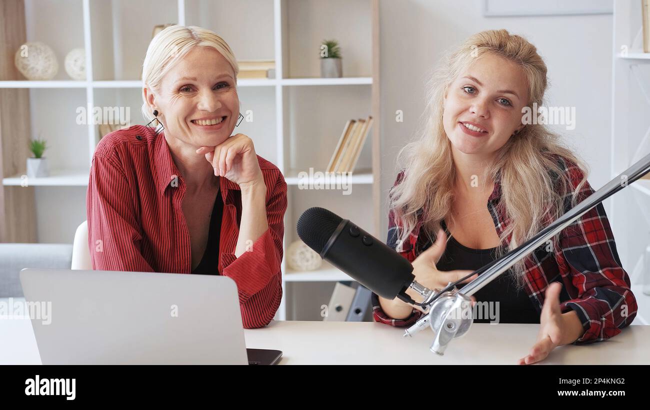 Talk Show Video Blog Influencer Women Speaking Stock Photo Alamy talk-show-video-blog-influencer-women-speaking-stock-photo-alamy