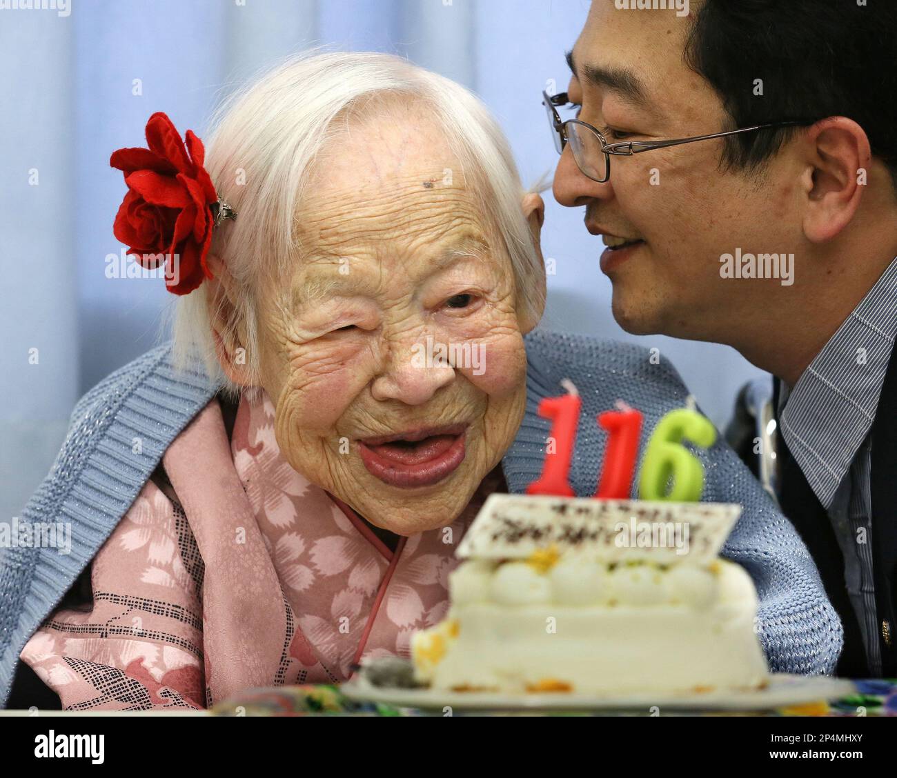 Japanese woman Misao Okawa (L), who turns 116 years old, is congratulated  by an official of a nursing home in Higashi-Sumiyoshi, Osaka on March 5,  2014. Okawa, who was born in 1898,, image size:1300x1128