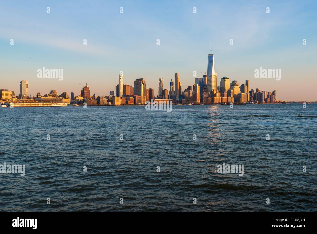 Skyscraper in manhattan spring hi-res stock photography and images - Alamy
