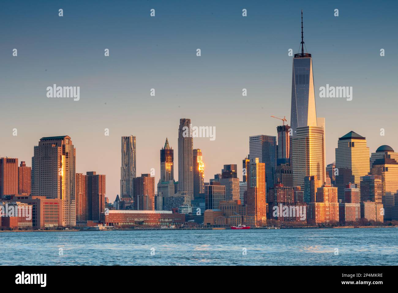 Skyscraper in manhattan spring hi-res stock photography and images - Alamy