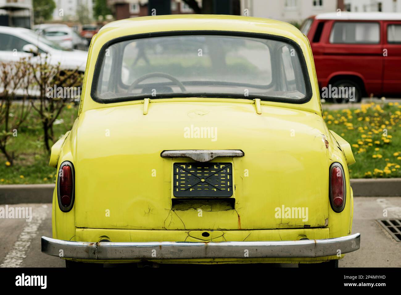 Yellow retro car hi-res stock photography and images - Alamy
