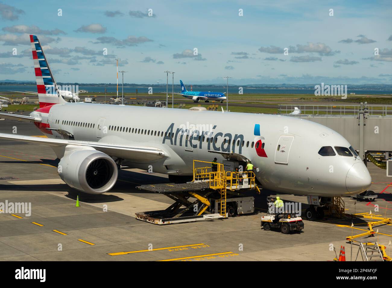 American Airlines Boeing 787 Dreamliner jet airliner plane N834AA at Auckland International Airport, New Zealand, loading for a flight to Dallas, USA Stock Photo