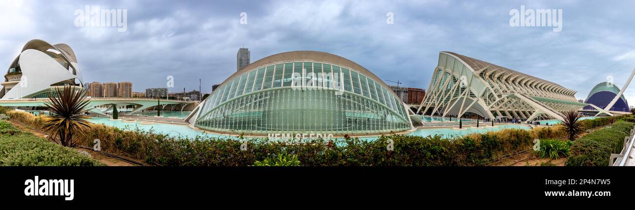 Vista panorámica de la ciudad de las artes y las ciencias, un complejo moderno-cultural científico con sus sorprendentes edificios. Valencia, España Stock Photo