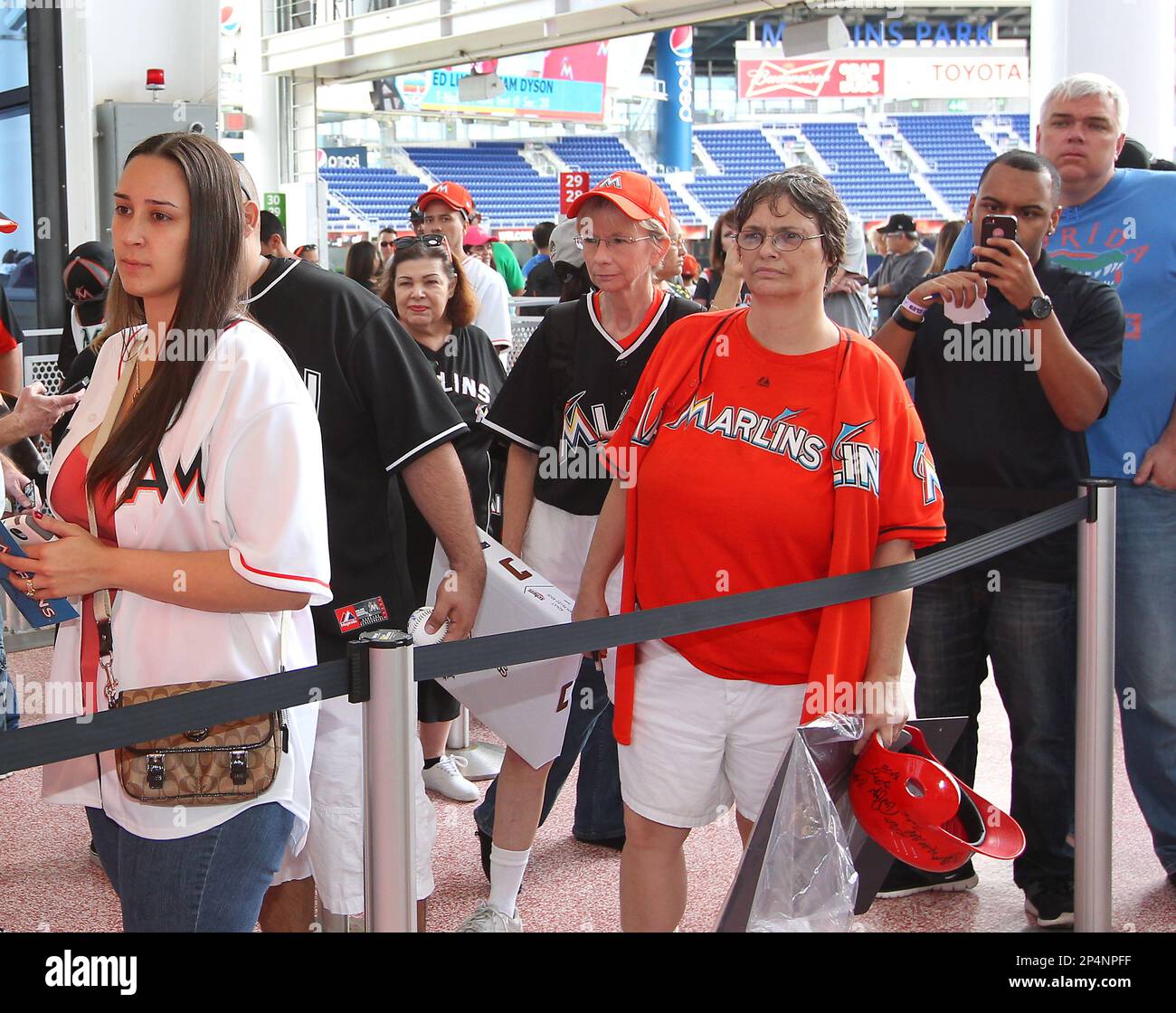 Miami Marlins fans standing in line for autographs at the baseball team's  Winter Warm-Up, Saturday, Feb. 15, 2014, in Miami. (AP Photo/El Nuevo  Herald, David Santiago) MAGAZINES OUT Stock Photo - Alamy