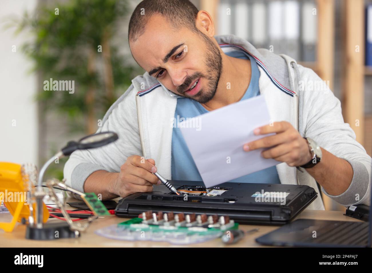 it technician repairing broken laptop notebook computer Stock Photo