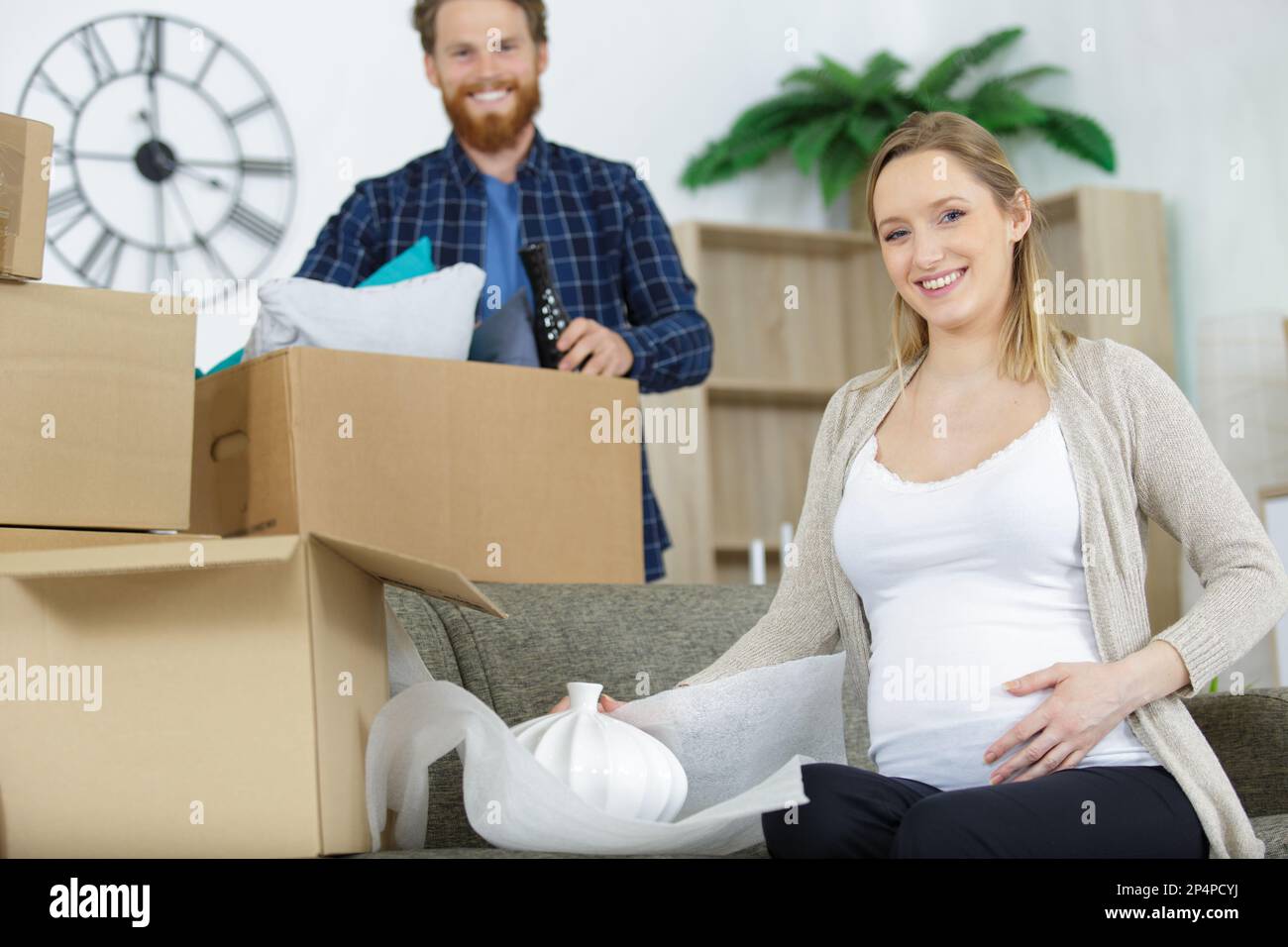 a pregnant couple moving houses Stock Photo Alamy