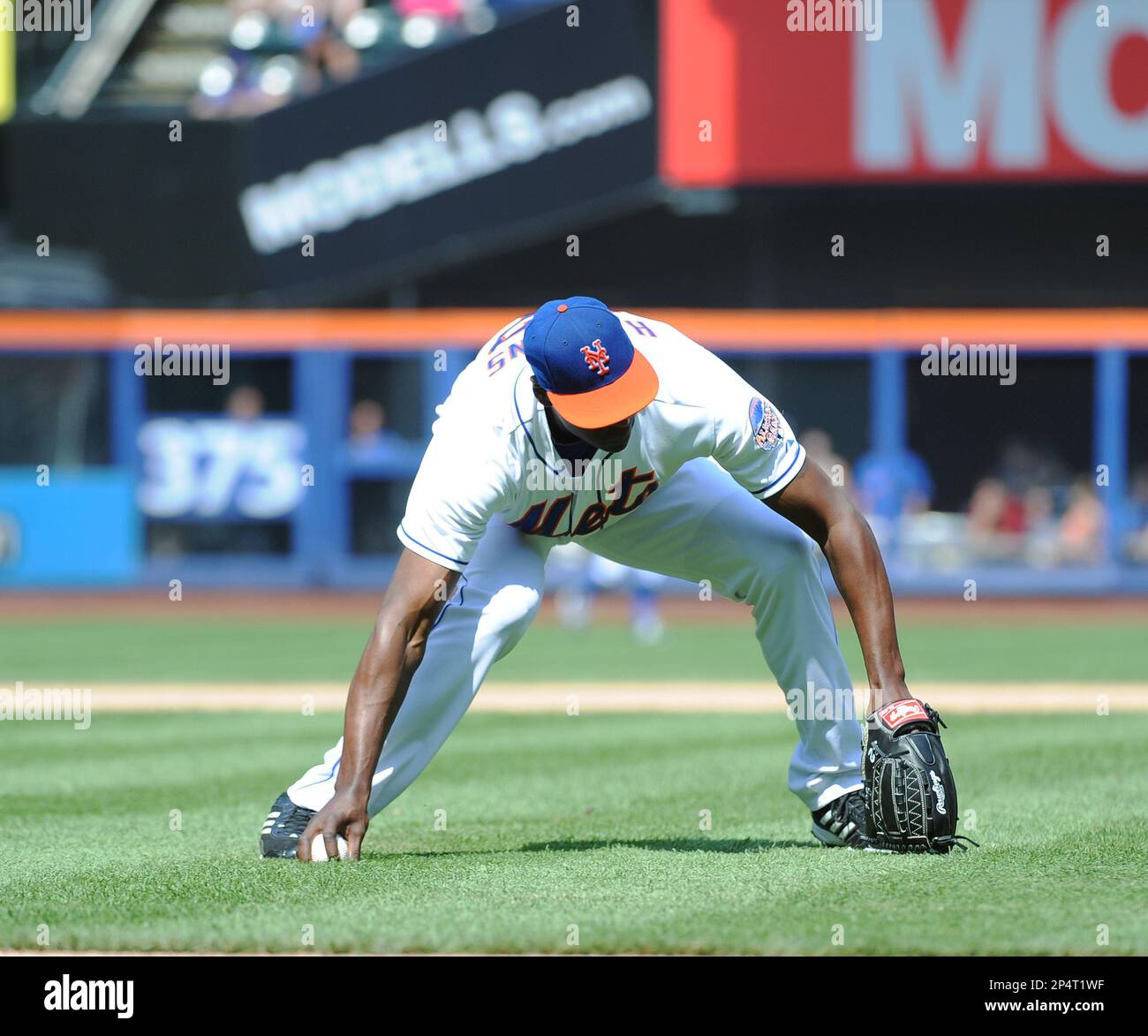 New York Mets pitcher LaTroy Hawkins (32) during game against the Kansas  City Royals at Citi Field in Queens, New York; August 4, 2013. Royals  defeated Mets 6-2. (AP Photo/Tomasso DeRosa Stock Photo - Alamy