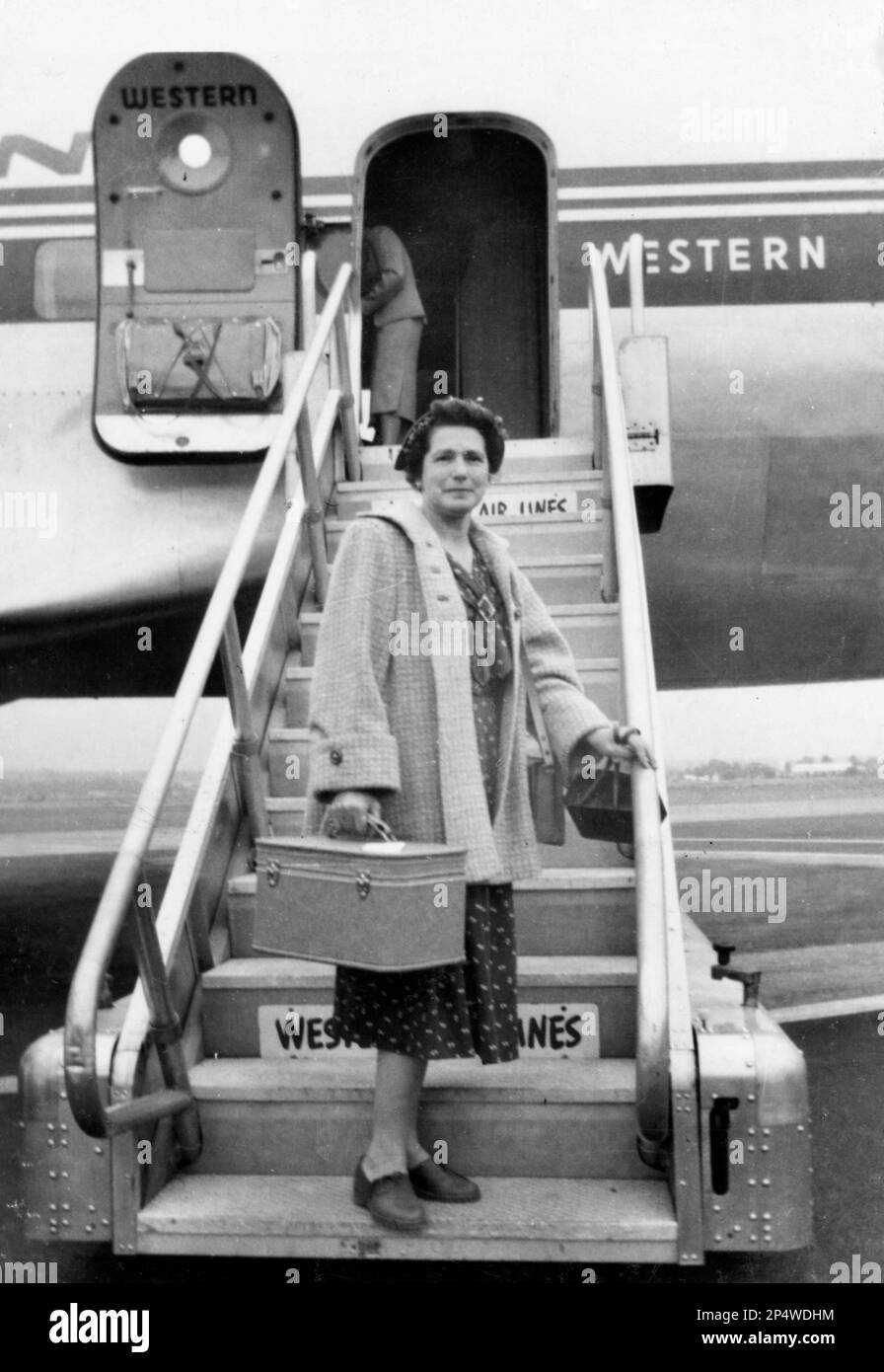 Air Travel, 1950s Travel, Western Airlines, Woman getting ready to board airplane Stock Photo