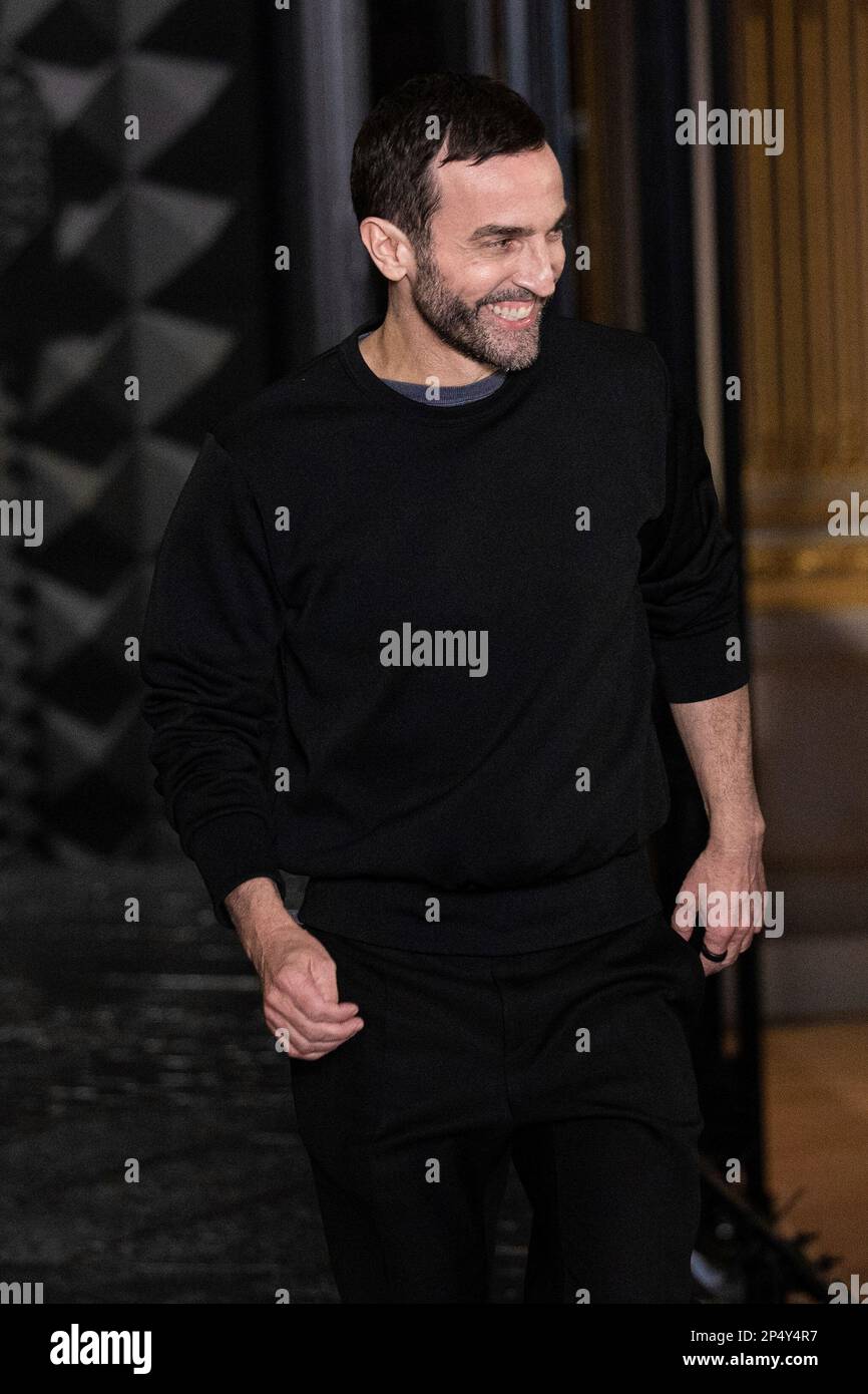 Designer Nicolas Ghesquiere accepts applause after the Louis Vuitton  Spring-Summer 2022 ready-to-wear fashion show presented in Paris, Tuesday,  Oct. 5, 2021. (Photo by Vianney Le Caer/Invision/AP Stock Photo - Alamy