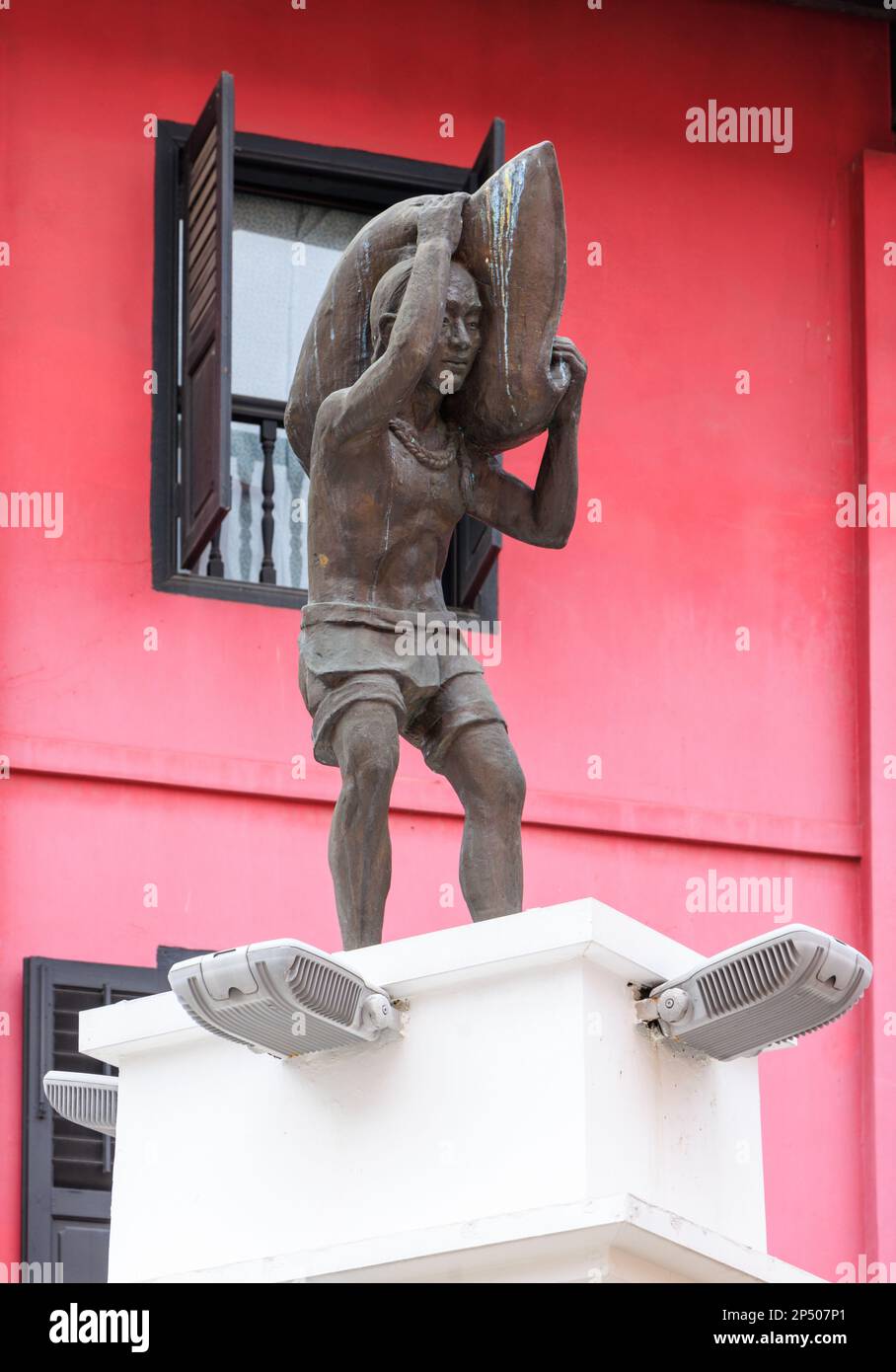 Bronze statue of a worker Smith Street, Chinatown, Singapore Stock Photo