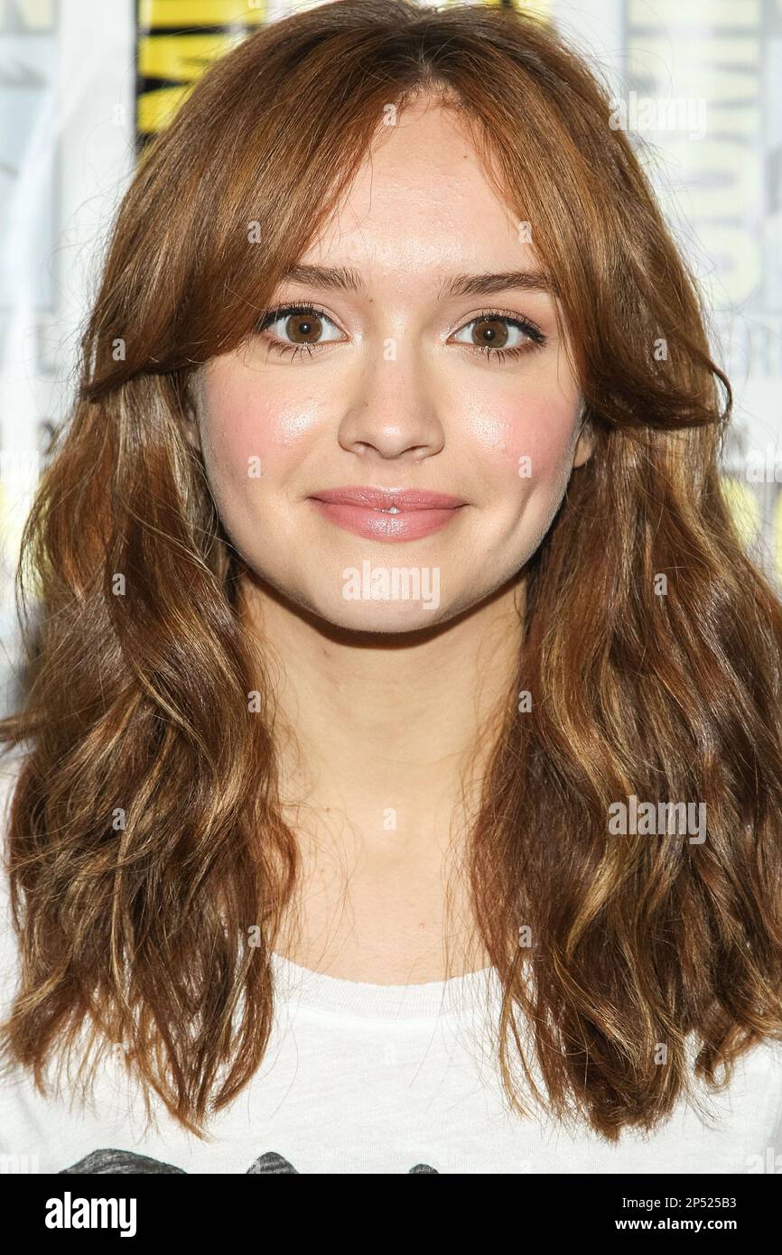 actress-olivia-cooke-attends-the-bates-motel-press-line-during-comic