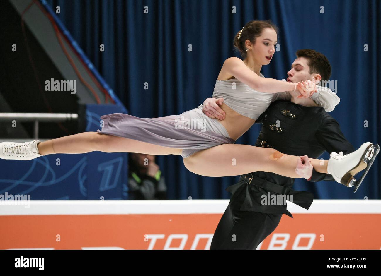 Nastya Kamenskixning dumba surati Qizil sochlarning qini fotosuratlari