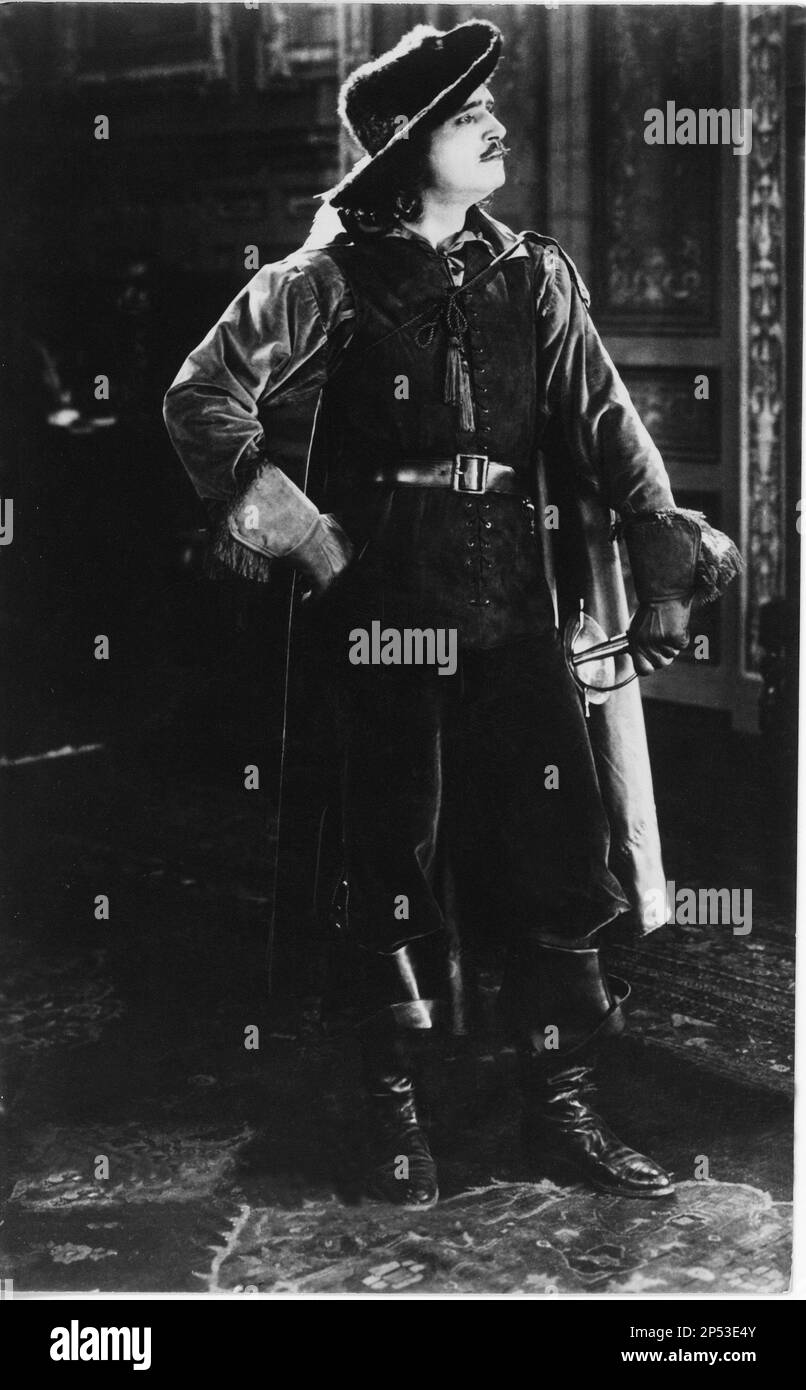 1921 , USA : The silent movie actor DOUGLAS FAIRBANKS Sr. ( 1883 - 1939 ) in THE THREE MUSKETEERS ( I Tre Moschettieri ) by Fred Niblo , from the novel by Alexandre Dumas père - CINEMA MUTO - FILM - smile - profilo - profile  - baffi - moustache  - velluto - velvet - cappello - hat -boots - stivali - belt - cintura - guanti - gloves - spada - sword - mantello - cappa ----  Archivio GBB Stock Photo