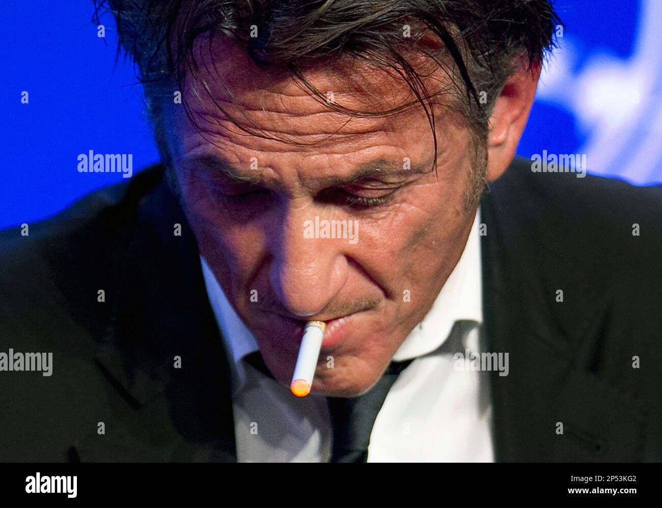 does sean penn smoke cigarettes Sean Penn smokes a cigarette during the panel discussion 