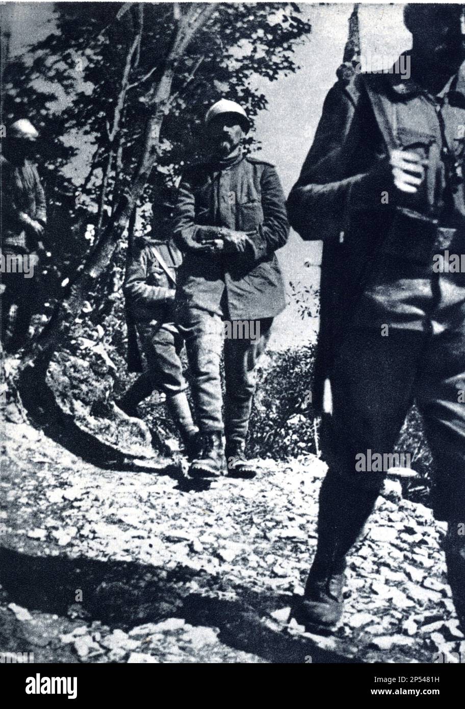 1916 , Monte CORNO , Trentino Alto Adige , ITALY : The italian potriots CESARE BATTISTI ( 1875 - 1916 ) with the other italian hero prisoner, in background , FABIO FILZI (  1884 - 1916 ).   - Italia foto storiche - HISTORY  - WWI - PRIMA GUERRA MONDIALE - World War - Great War - Grande Guerra  - POLITICA - POLITIC - PATRIA - PATRIOTA - EROE - barba - beard - military uniform - uniforme divisa militare  ----  Archivio GBB Stock Photo