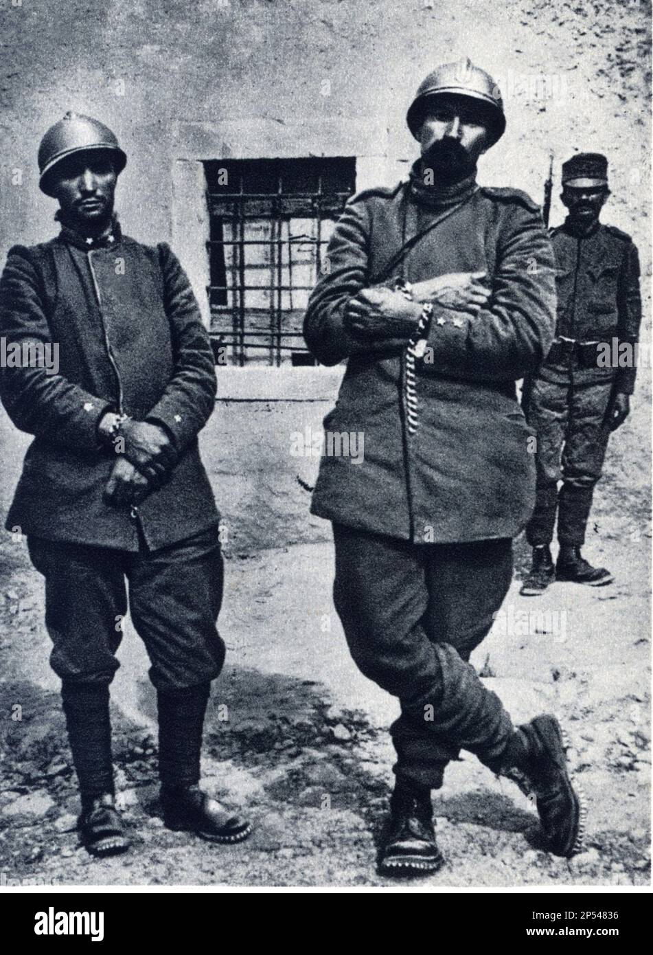 1916 , ALDENO , Trentino Alto Adige , ITALY : The italian potriots CESARE BATTISTI ( 1875 - 1916 ) with the other italian hero prisoner, left in this photo , FABIO FILZI ( 1884 - 1916 ).   - Italia foto storiche - HISTORY  - WWI - PRIMA GUERRA MONDIALE - World War - Great War - Grande Guerra  - POLITICA - POLITIC - PATRIA - PATRIOTA - EROE - barba - beard - military uniform - uniforme divisa militare - prigioniero - prigionieri   ----  Archivio GBB Stock Photo