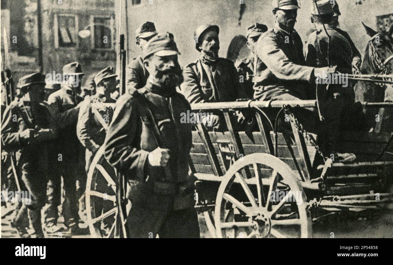 1916 , TRENTO , Trentino Alto Adige , ITALY : The italian patriot CESARE BATTISTI ( Trento 1875 - 1916 ) prisoner of austrian soldiers .  - Italia foto storiche - HISTORY  - WWI - PRIMA GUERRA MONDIALE - World War - Great War - Grande Guerra  - POLITICA - POLITIC - PATRIA - PATRIOTA - EROE - barba - beard - military uniform - uniforme divisa militare - prigioniero - prigionieri   ----  Archivio GBB Stock Photo