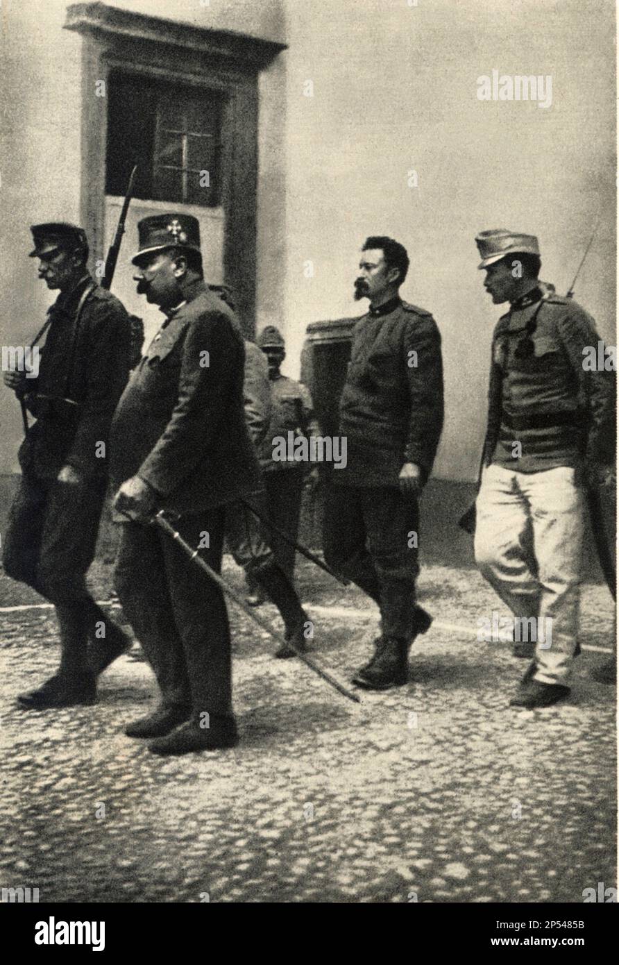 1916 , TRENTO , Trentino Alto Adige , ITALY : The italian patriot CESARE BATTISTI ( 1875 - 1916 ) prisoner of austrian soldiers at Castello del Bonconsiglio  just after the verdict of death sentence .  - Italia foto storiche - HISTORY  - WWI - PRIMA GUERRA MONDIALE - World War - Great War - Grande Guerra  - POLITICA - POLITIC - PATRIA - PATRIOTA - EROE - barba - beard - military uniform - uniforme divisa militare - prigioniero - condannato a morte - condanna  ----  Archivio GBB Stock Photo
