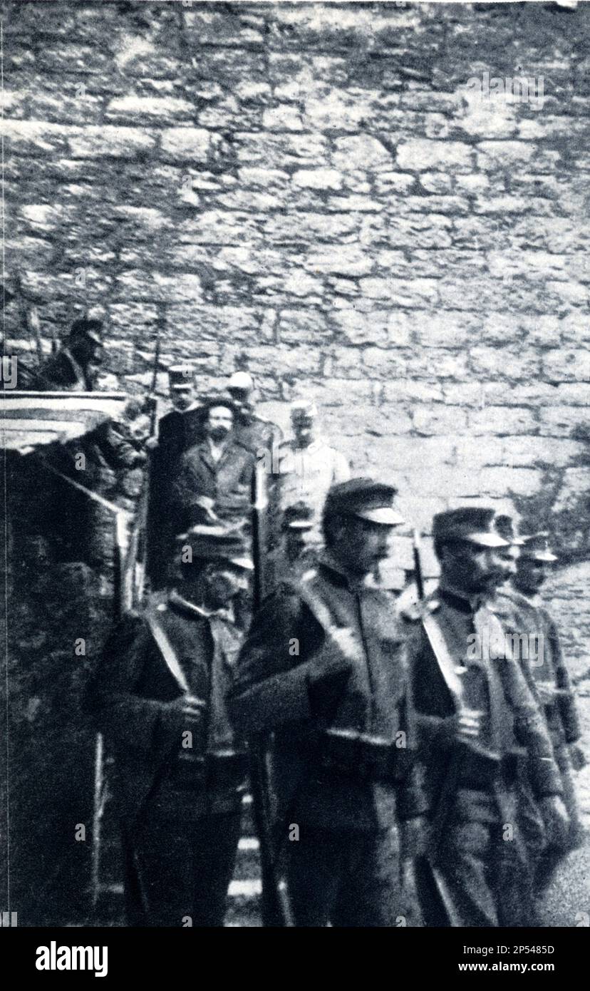 1916 , TRENTO , Trentino Alto Adige , ITALY : The italian patriot CESARE BATTISTI ( 1875 - 1916 ) prisoner of austrian soldiers at Castello del Bonconsiglio,  just after the verdict of death sentence in company of a military priest .    - Italia foto storiche - HISTORY  - WWI - PRIMA GUERRA MONDIALE - World War - Great War - Grande Guerra  - POLITICA - POLITIC - PATRIA - PATRIOTA - EROE - barba - beard - military uniform - uniforme divisa militare - prigioniero - condannato a morte - condanna  ----  Archivio GBB Stock Photo