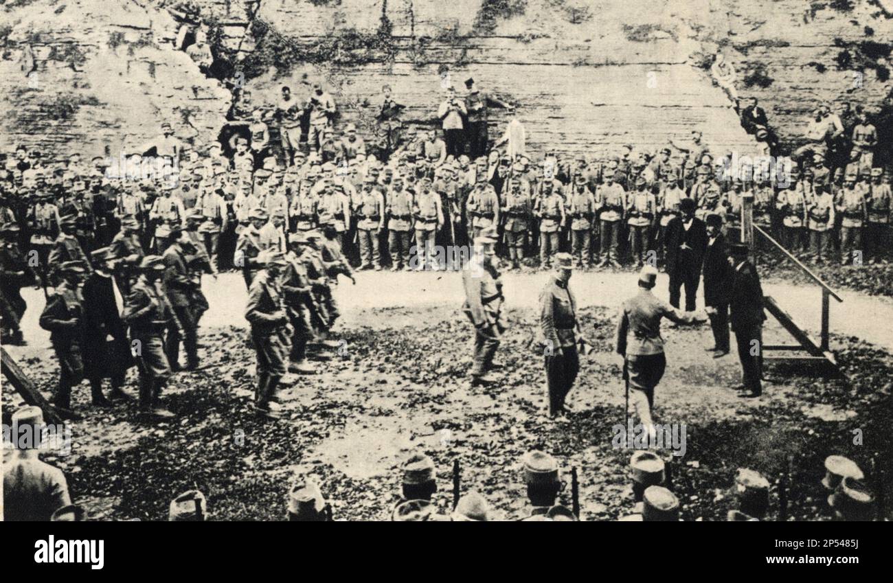 1916 , TRENTO , Trentino Alto Adige , ITALY : The italian patriot CESARE BATTISTI ( 1875 - 1916 ) prisoner of austrian soldiers at Castello del Bonconsiglio  just after the verdict of death sentence   - Italia foto storiche - HISTORY  - WWI - PRIMA GUERRA MONDIALE - World War - Great War - Grande Guerra  - POLITICA - POLITIC - PATRIA - PATRIOTA - EROE - barba - beard - military uniform - uniforme divisa militare - prigioniero - condannato a morte - condanna  ----  Archivio GBB Stock Photo