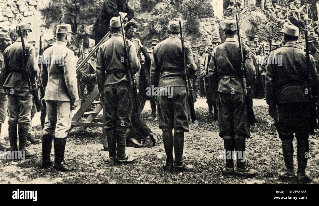 1916 , 12 july , TRENTO , Trentino Alto Adige , ITALY : The italian patriot CESARE BATTISTI ( Trento 1875 - 1916 ) prisoner of austrian soldiers just after the verdict of death sentence hanged at Castello del Bonconsiglio .   - Italia foto storiche - HISTORY  - WWI - PRIMA GUERRA MONDIALE - World War - Great War - Grande Guerra  - POLITICA - POLITIC - PATRIA - PATRIOTA - EROE - barba - beard - military uniform - uniforme divisa militare - prigioniero - condannato a morte - condanna  ----  Archivio GBB Stock Photo