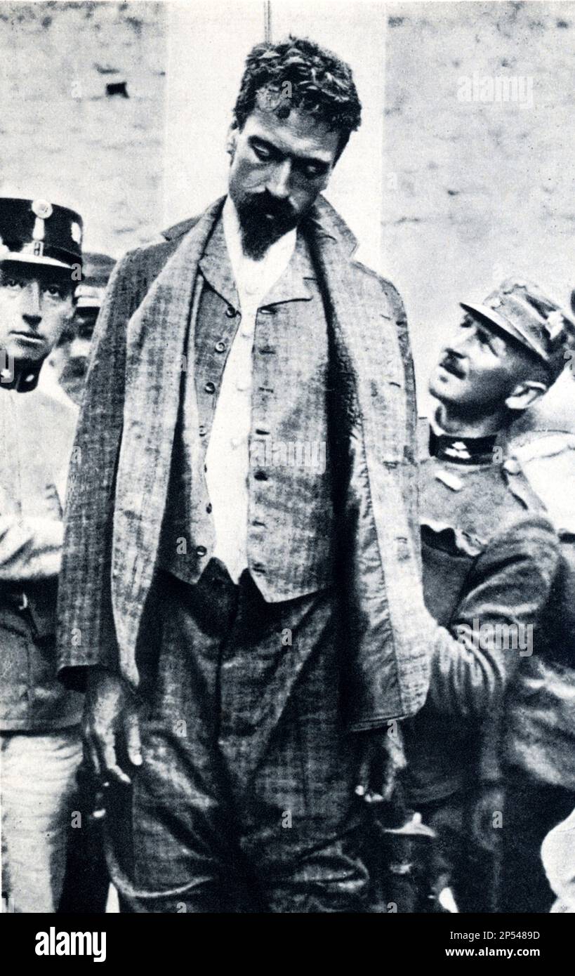1916 , 12 july , TRENTO , Trentino Alto Adige , ITALY : The italian patriot CESARE BATTISTI ( 1875 - 1916 ) prisoner of austrian soldiers just after the verdict of death sentence hanged at Castello del Bonconsiglio   - Italia foto storiche - HISTORY  - WWI - PRIMA GUERRA MONDIALE - World War - Great War - Grande Guerra  - POLITICA - POLITIC - PATRIA - PATRIOTA - EROE - barba - beard - military uniform - uniforme divisa militare - prigioniero - condannato a morte - condanna - impiccato - impiccagione ----  Archivio GBB Stock Photo