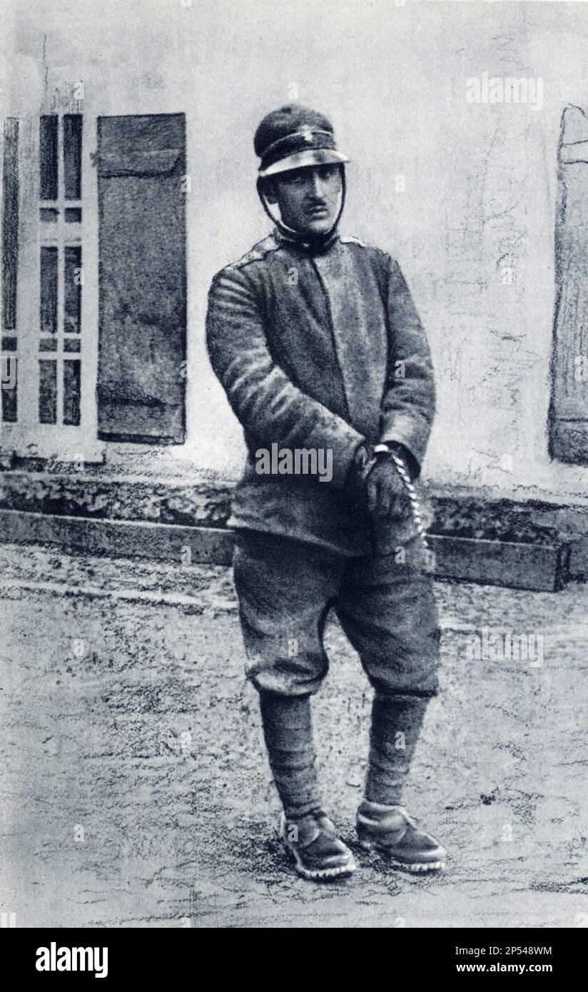 1916 , 19 may , TRENTO , Trentino Alto Adige , Italy : The italian potriot  DAMIANO CHIESA ( 1894 - 1916 ) . At Castello del Buon Consiglio , Trento , just few moments before was killed from the austrians platoons   - Italia foto storiche - HISTORY  - WWI - PRIMA GUERRA MONDIALE - World War - Great War - Grande Guerra  - POLITICA - POLITIC - PATRIA - PATRIOTA - EROE - HERO - baffi - moustache - hat - cappello - irredentista  - military uniform - uniforme divisa militare - prigioniero - condannato a morte per fucilazione - condanna a morte  ----  Archivio GBB Stock Photo