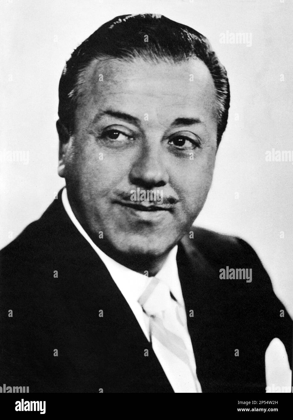 1940 c, USA  : The  italian silent movie comedy actor and director  MONTY BANKS ( Mario Bianchi , 1897 - 1950 ) in Hollywood . Married in 1940 with the celebrated british comedienne and music hall singer Dame GRACIE FIELDS ( 1898 - 1979 ) . Howner of Capri famous swimmingpool restaurant LA CANZONE DEL MARE , Marina Piccola .  - CINEMA MUTO  - portrait - ritratto - smile - sorriso - bow tie - cravatta - papillon  ----  Archivio GBB Stock Photo