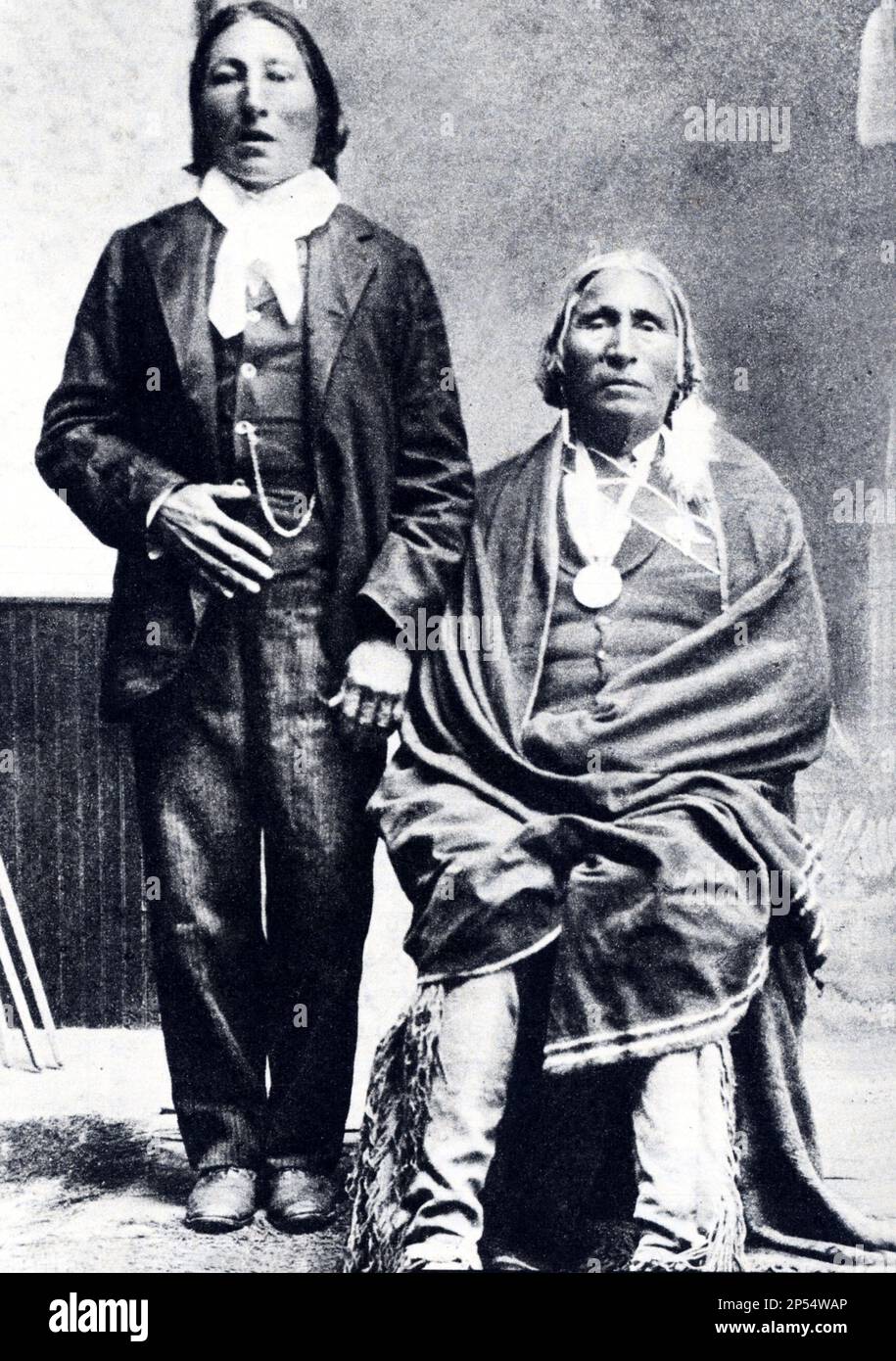 1877  c, USA. : The chef  CRAZY HORSE ( Cavallo Pazzo )  , famous  war leader ( in this photo with his son ) - VECCHIO SELVAGGIO WEST - Old WILD - INDIANO PELLEROSSA - Indiand native americans - portrait - ritratto  ----  Archivio GBB Stock Photo